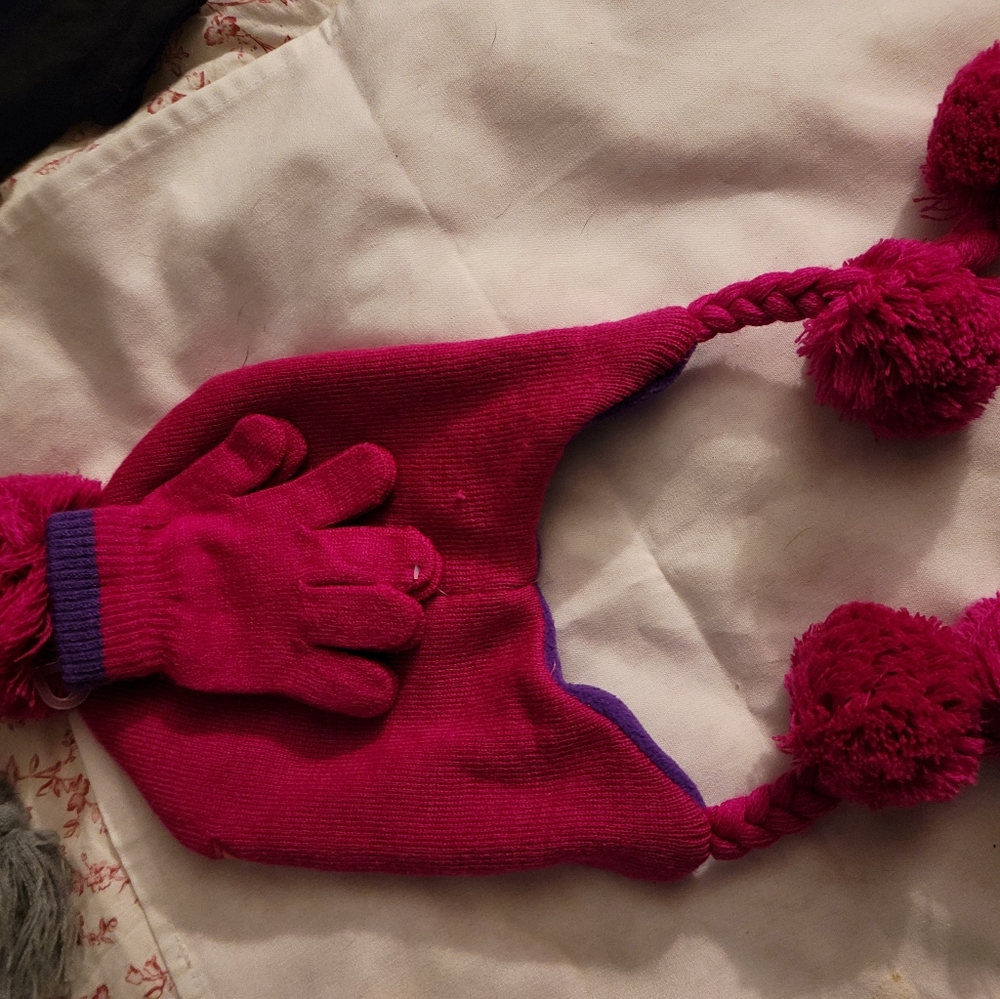 Kid's hat and gloves